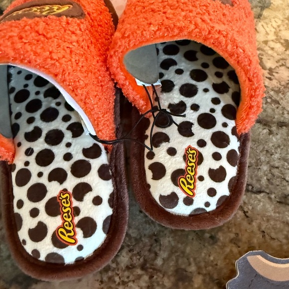 Reese's Orange Cozy Slippers Youth sz M 2/3 Socks and Notebook Set Fun Bag NEW - Picture 10 of 16